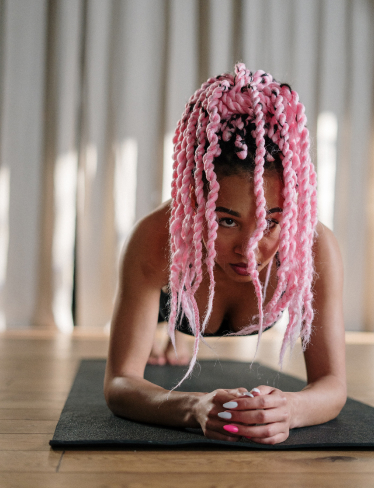 Девушка делает упражнение - планка